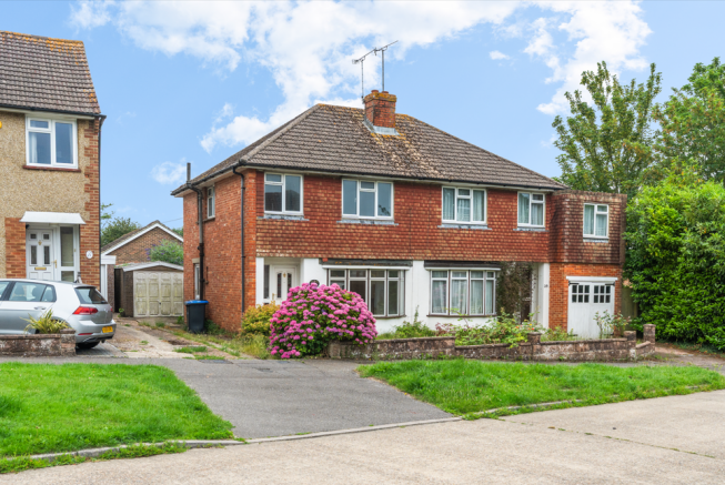 3 bed property, in Orchard Way, £220,000
