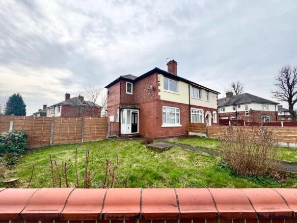 2 bed property, in Leigh Road, £270,000