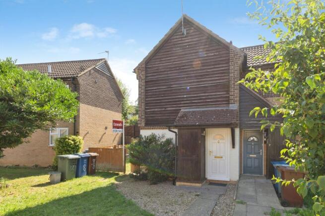 2 bed property, in Hydrangea Walk, £215,000
