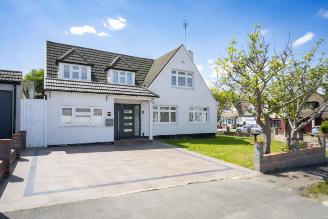4 bed property, in Treelawn Gardens, £700,000