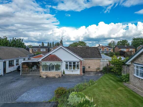 2 bed property, in Thirlmere Avenue, £400,000