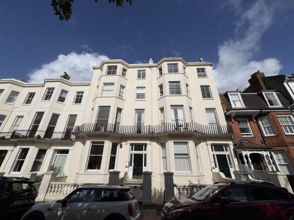 2 bed property, in Compton Avenue, £200,000