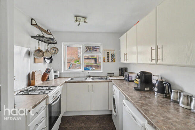 2 bed property, in Sunderland Close, £140,000