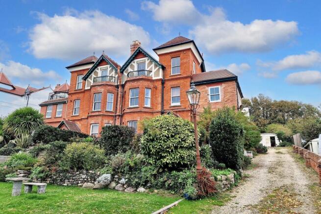 2 bed property, in West Bay, £190,000