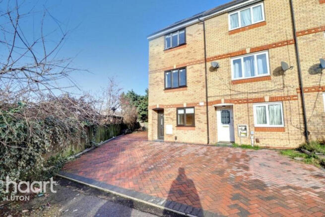 6 bed property, in Dunraven Avenue, £450,000