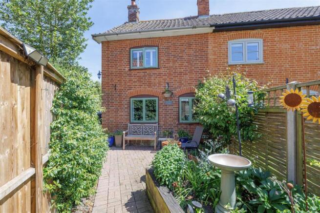 2 bed property, in Market Street, £325,000