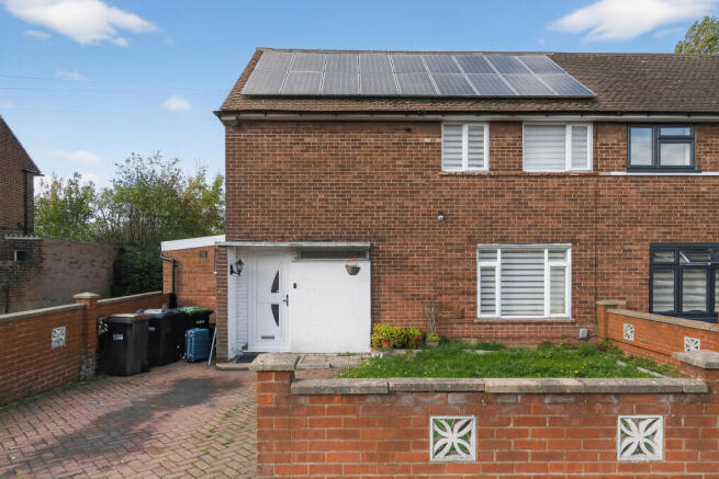 5 bed property, in Longcroft Road, £450,000