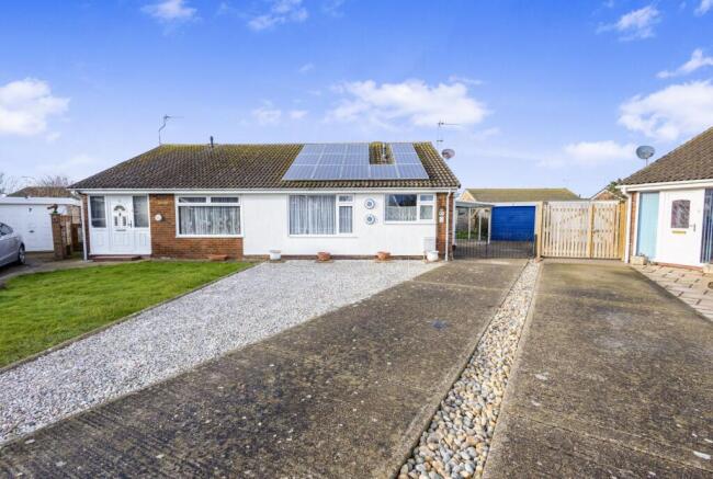 2 bed property, in Aspen Close, £270,000