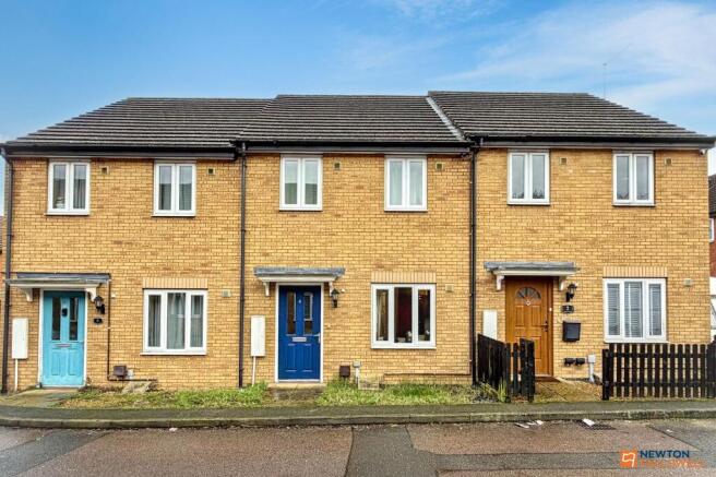 2 bed property, in Brickenden Road, £180,000