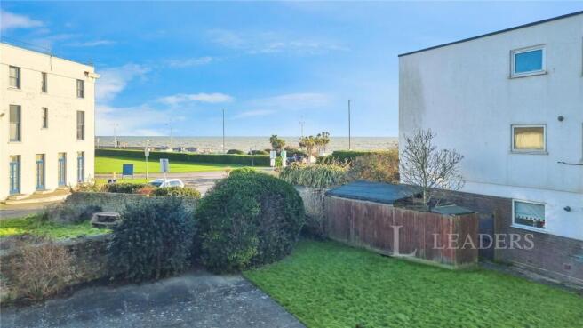 2 bed property, in Norfolk Square, £180,000