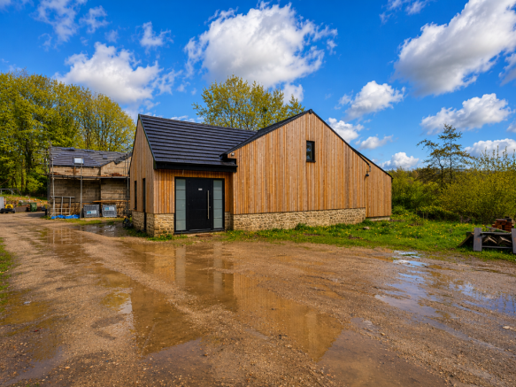 2 bed property, in Holly Lane, £375,000
