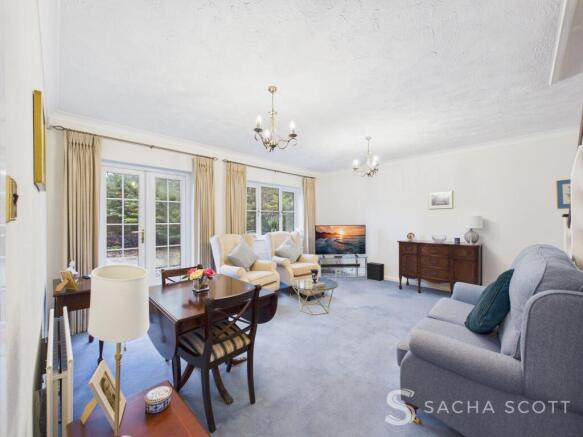 2 bed property, in Lower Dunnymans, £425,000