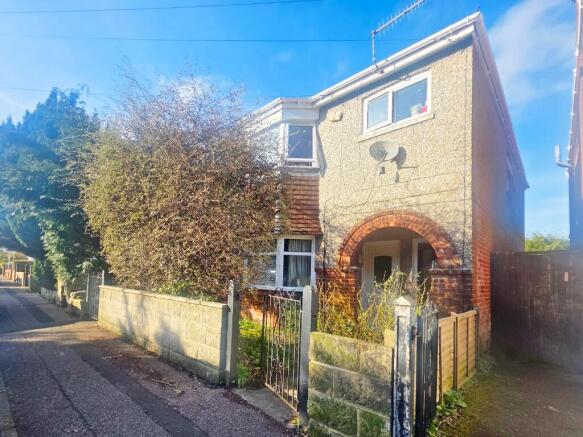 2 bed property, in Green Road, £175,000