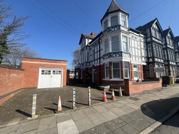 5 bed property, in 81 Stretton Road, £200,000