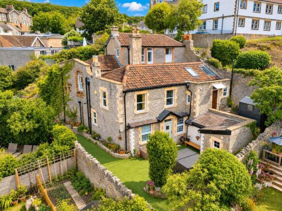 5 bed property, in Coombe Road, £499,950