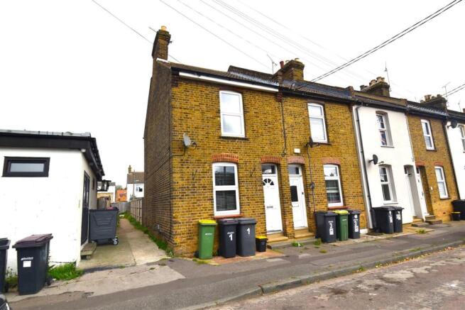 2 bed property, in Queen Elizabeth Chase, £290,000