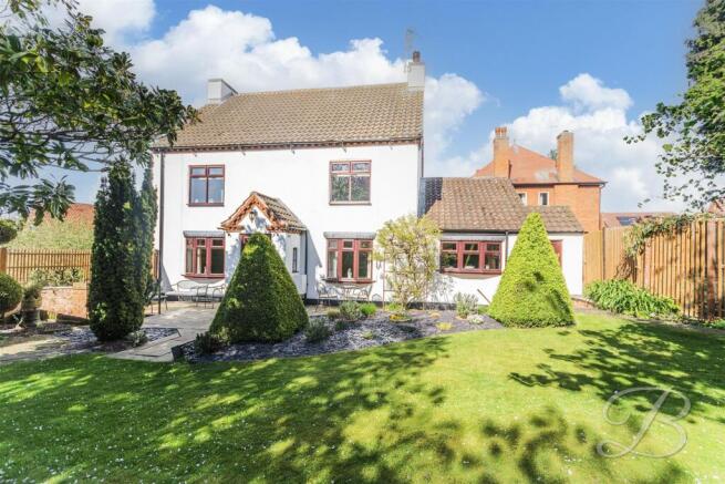 4 bed property, in Main Street, £395,000
