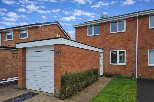 2 bed property, in Lambeth Drive, £190,000