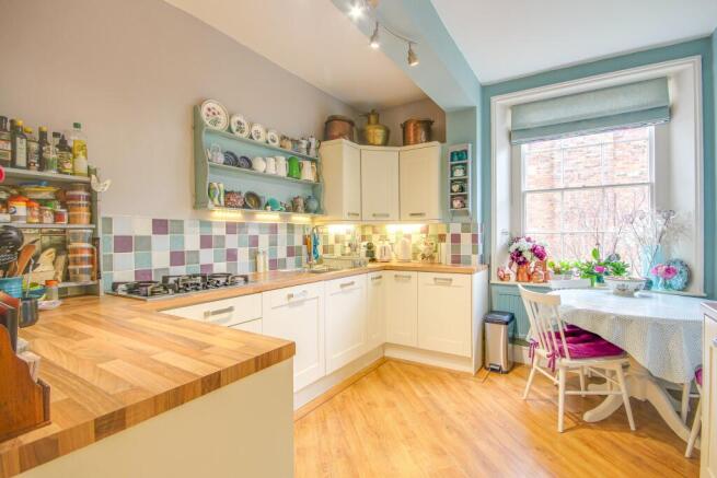 2 bed property, in Great Western Road, £195,000