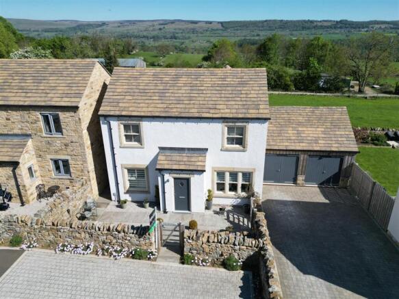 3 bed property, in Heather Court, £450,000