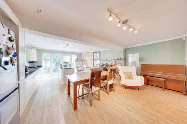 3 bed property, in Meath Close, £431,000