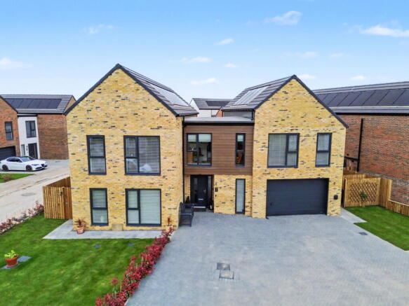 5 bed property, in Winfield Close, £625,000