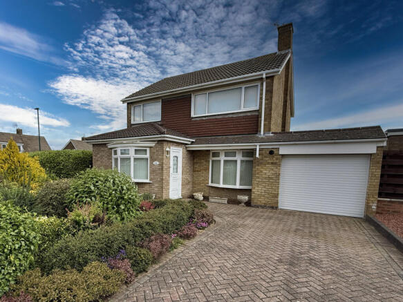 4 bed property, in Fir Rigg Drive, £330,000