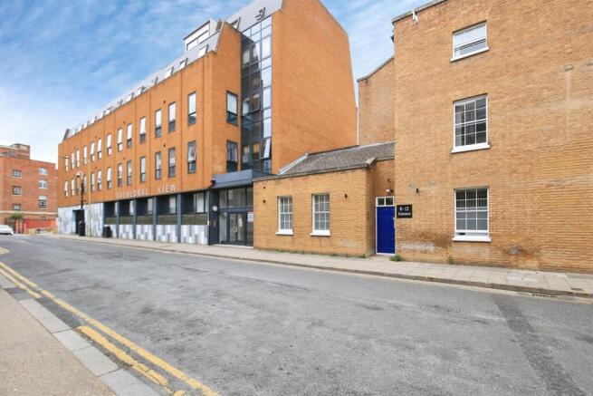 2 bed property, in Wentworth Street, £120,000