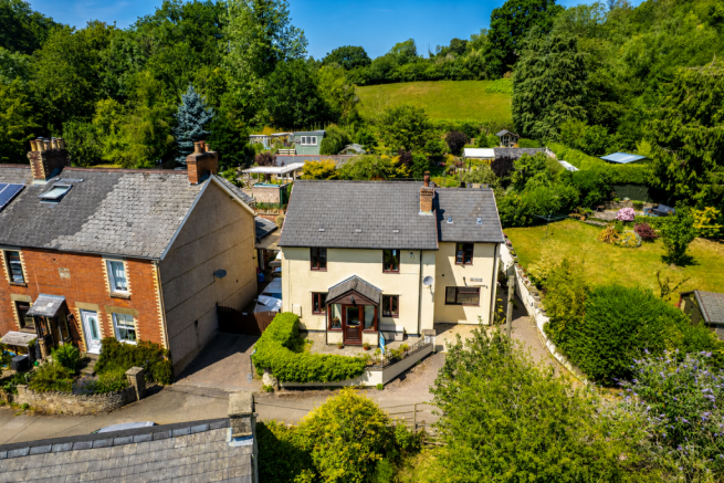 4 bed property, in Church Hill, £450,000