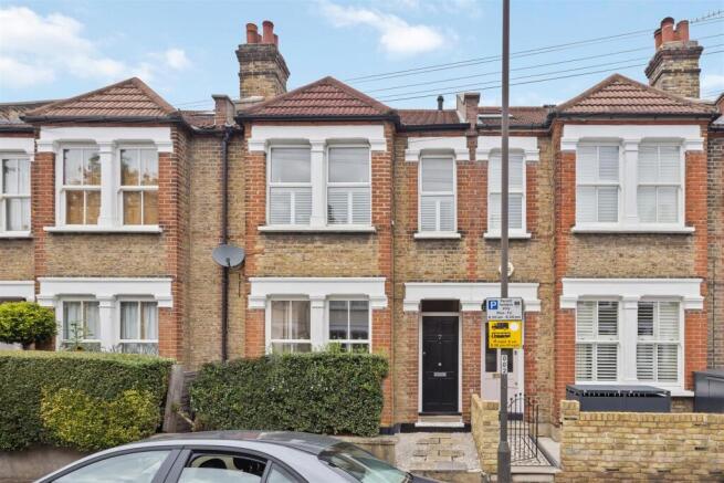 1 bed property, in Tennyson Road, £395,000