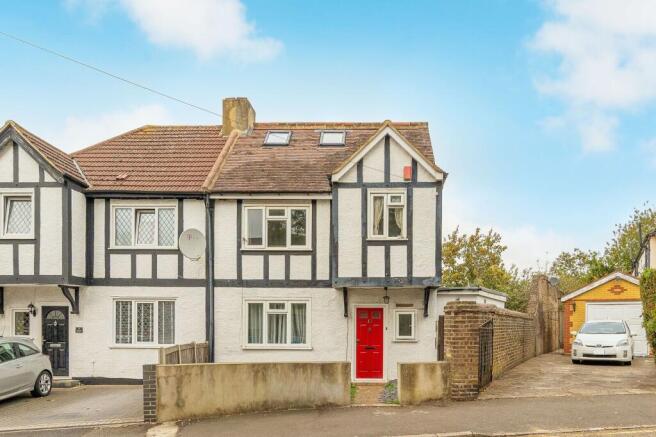 6 bed property, in Deanfield Gardens, £750,000