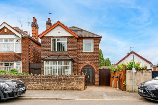 3 bed property, in Parkdale Road, £245,000