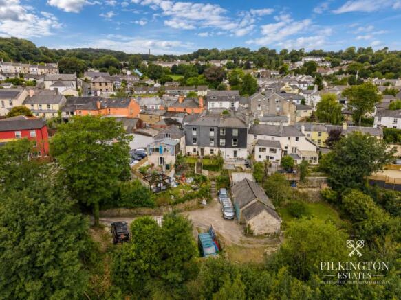 5 bed property, in Newbridge Hill, £350,000
