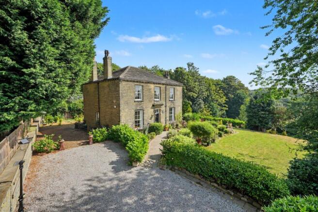 5 bed property, in Spinneyfield, £825,000