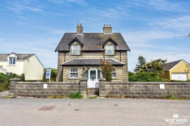 4 bed property, in Angle Village, £350,000