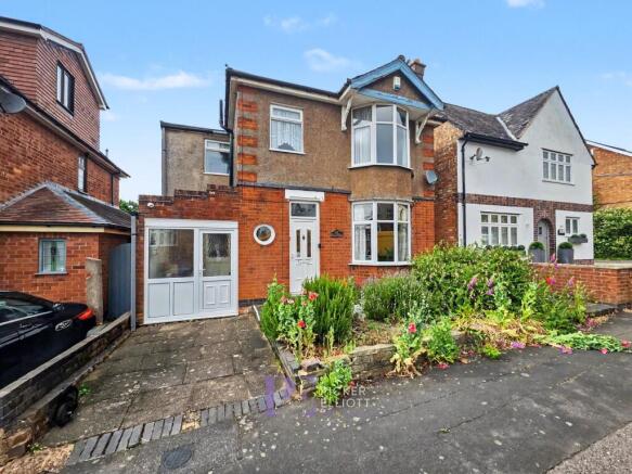 4 bed property, in Trinity Vicarage Road, £325,000