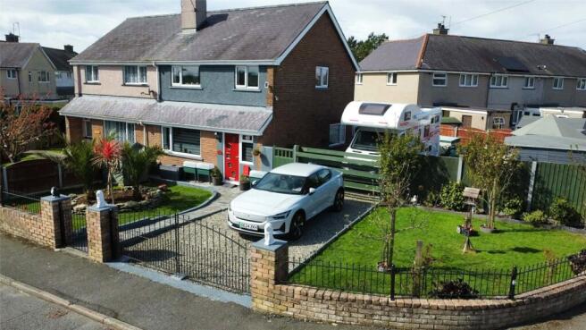 3 bed property, in Maes Mona, £229,950