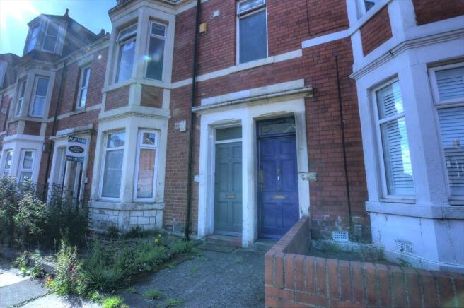 5 bed property, in Glenthorn Road, £495,000