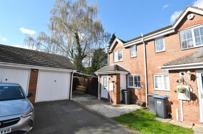 2 bed property, in Holly Drive, £250,000