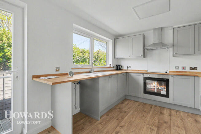 2 bed property, in Colville Road, £255,000