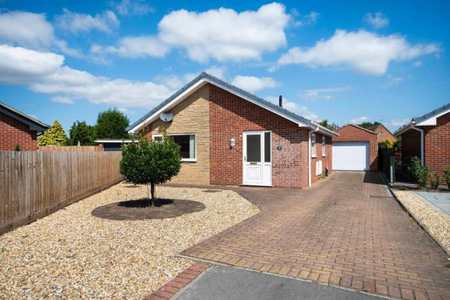 2 bed property, in Tiln Court, £230,000
