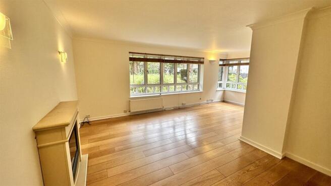 1 bed property, in Florey Lodge, £500,000