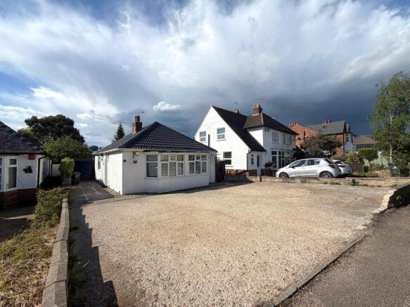 3 bed property, in Tennis Court Drive, £350,000