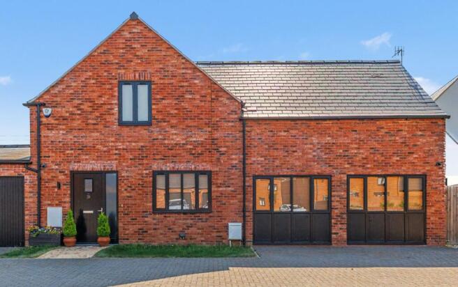 4 bed property, in The Orchard, £625,000