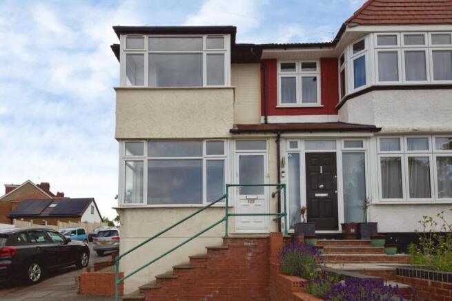 3 bed property, in Hampden Way, £625,000