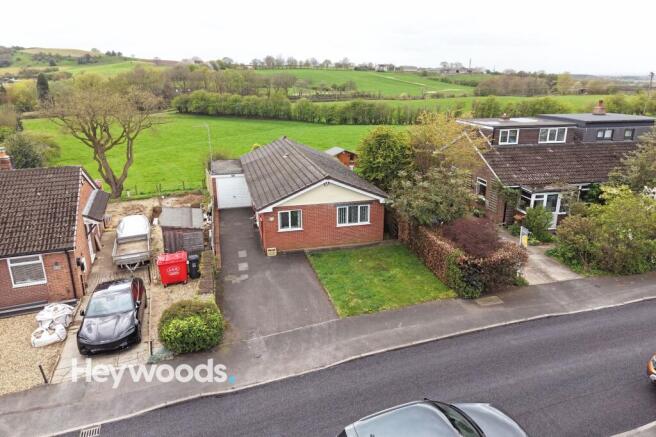 2 bed property, in The Bridle Path, £270,000