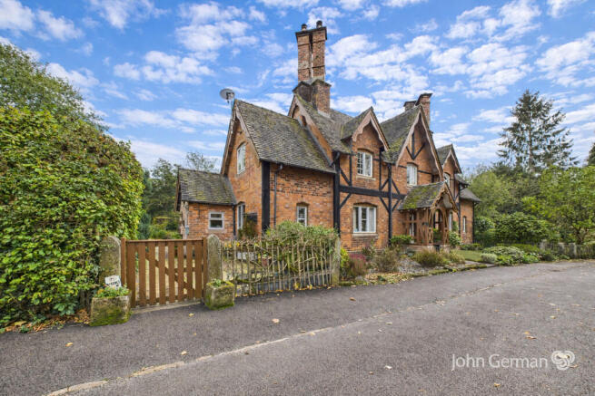 2 bed property, in Snelston, £325,000
