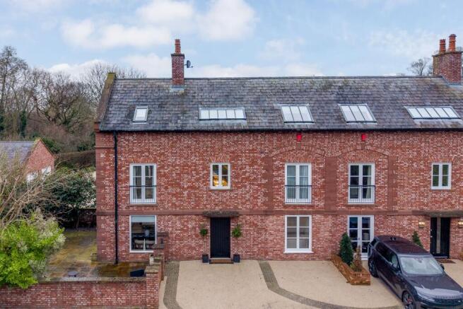 4 bed property, in Little Mere, £825,000