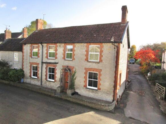 5 bed property, in Rimpton Road, £575,000