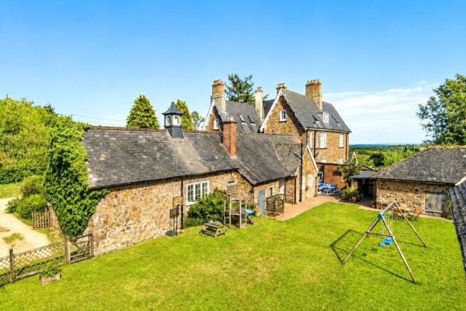 5 bed property, in Stoodleigh, £695,000